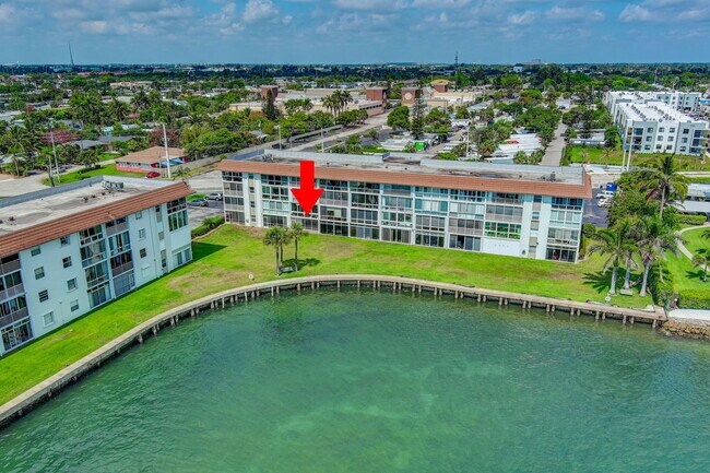 Primary Photo - 2936 Lake Shore Dr