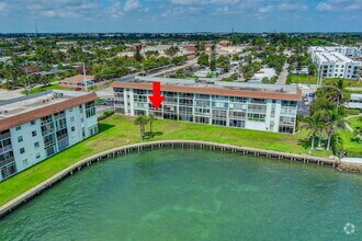 Building Photo - 2936 Lake Shore Dr