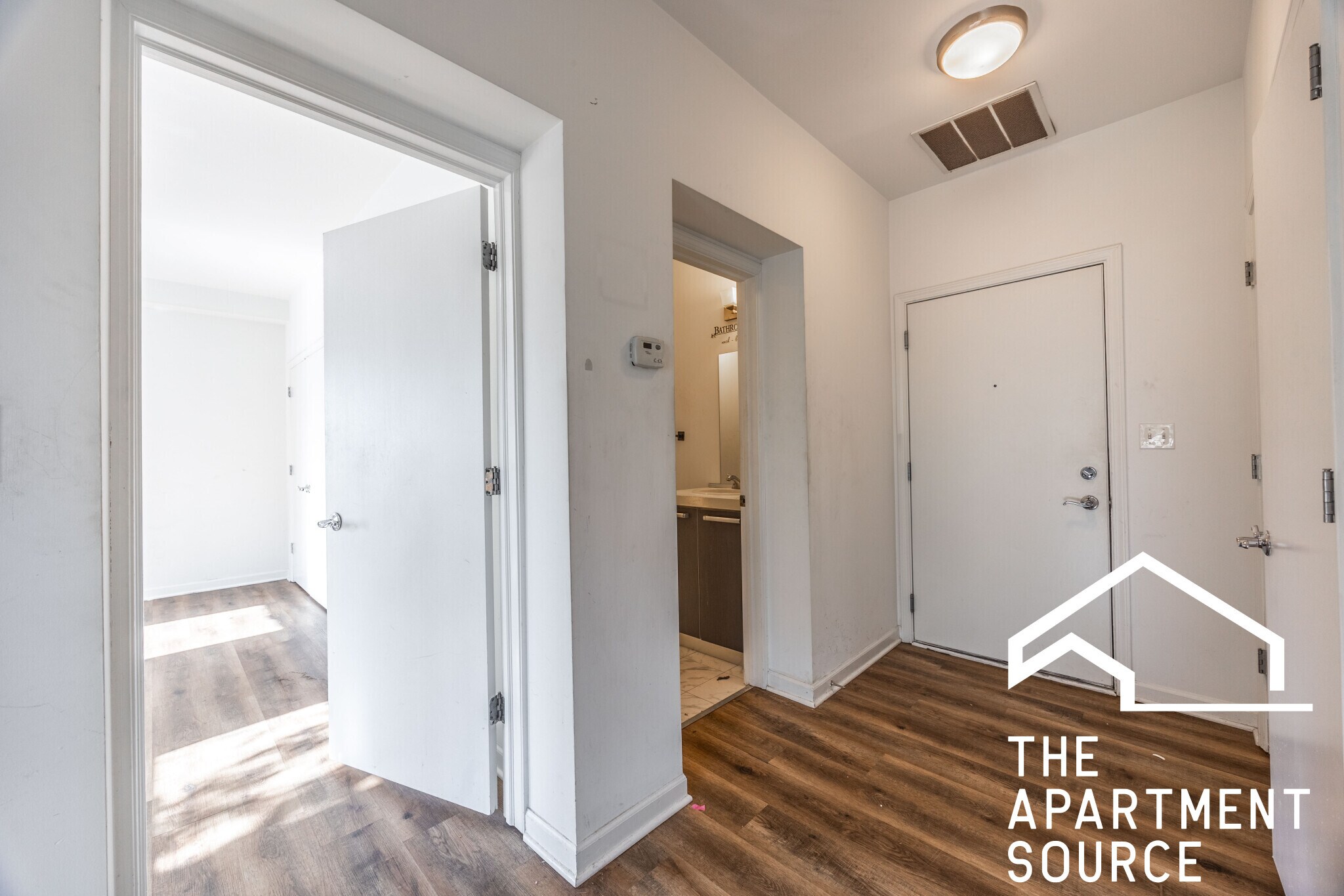 Building Photo - 1545 W Glenlake Ave