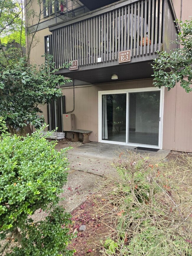 Building Photo - Beautiful Ground Floor Unit-  1BD/1.5BA
