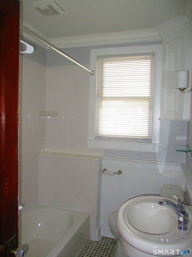 Building Photo - 247 Flax Hill Rd