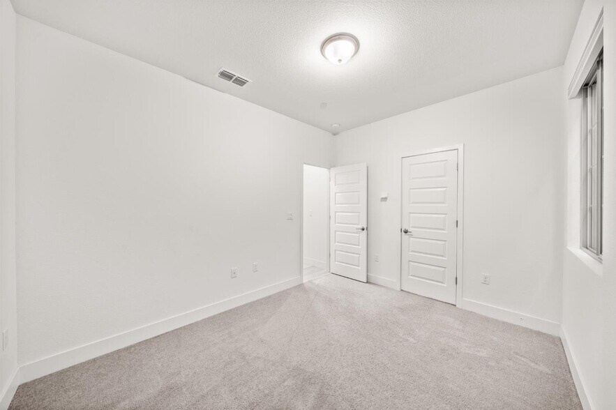 Building Photo - 10523 Tenor Way
