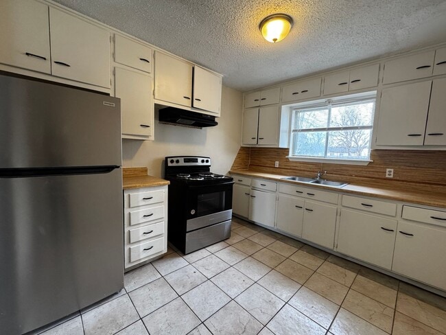 Building Photo - 1408 NW Ozmun- AVAILABLE NOW!