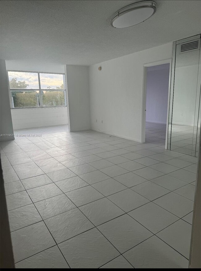 Building Photo - 1200 NE Miami Gardens Dr