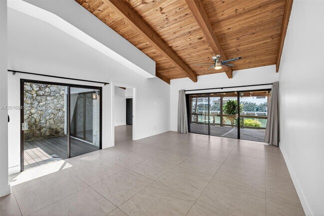 Building Photo - 2619 Parkview Dr S