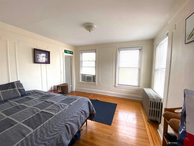 Building Photo - 647 Garden St