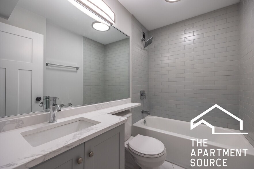 Building Photo - 1214 N La Salle Dr