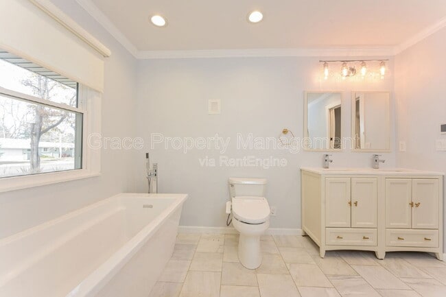 Building Photo - 6186 S Southwood Dr