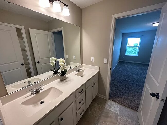 Building Photo - Gorgeous 5 Bedroom, 3.5 Bath Single Family...