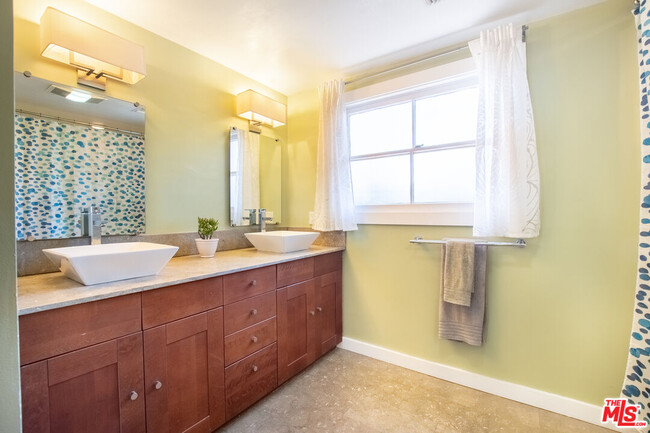 Building Photo - 16811 Escalon Dr