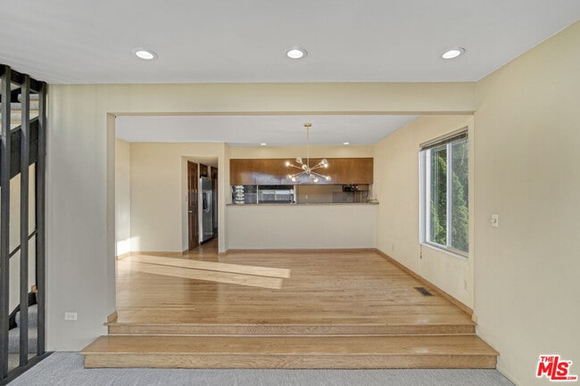 Building Photo - 364 Pershing Dr