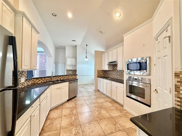 Building Photo - 17712 River Chase Dr