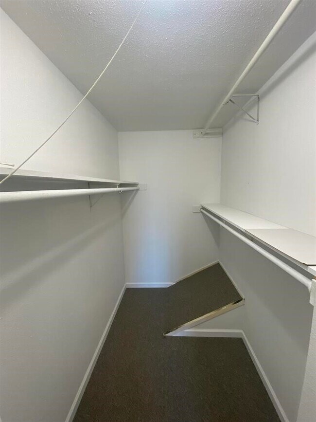 Building Photo - 992 Park Meadow Dr