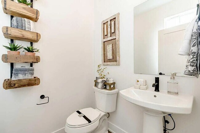 Building Photo - Eastside townhome in the desirable Petrosa neighborhood
