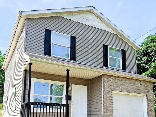 Building Photo - 4 Bed / 2 Full Bath House with Brand-New Kitchen, Attached Garage, and Full Basement - Built 2001