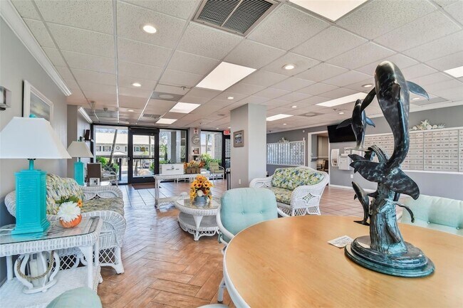 Building Photo - 7050 Sunset Dr S