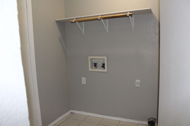 Building Photo - 3 bed 2 bath