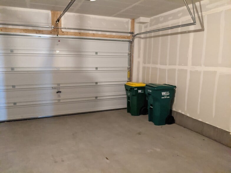 Garage - 14925 E Belleview Dr
