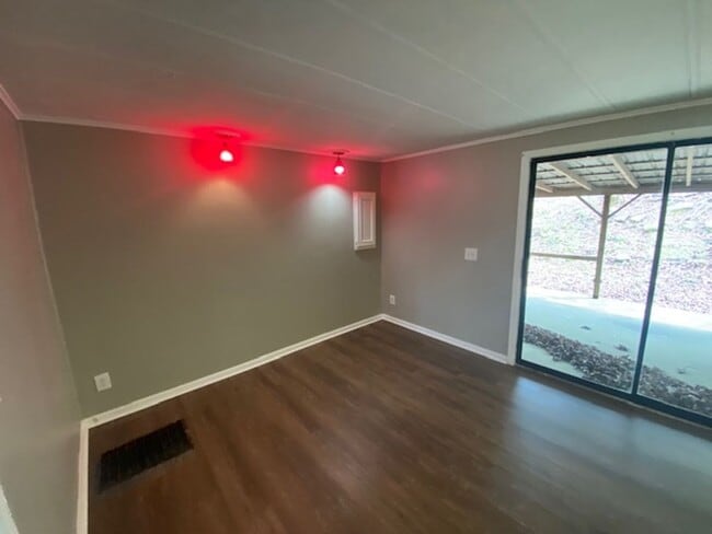 Building Photo - Renovated 3 Bedroom 2 Bath Home for Rent!!