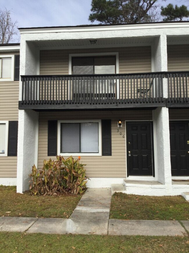 Building Photo - 2 Bedroom Spacious Townhome! with a Balcony