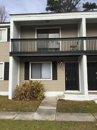 Building Photo - Townhouse Close to Summerville High School