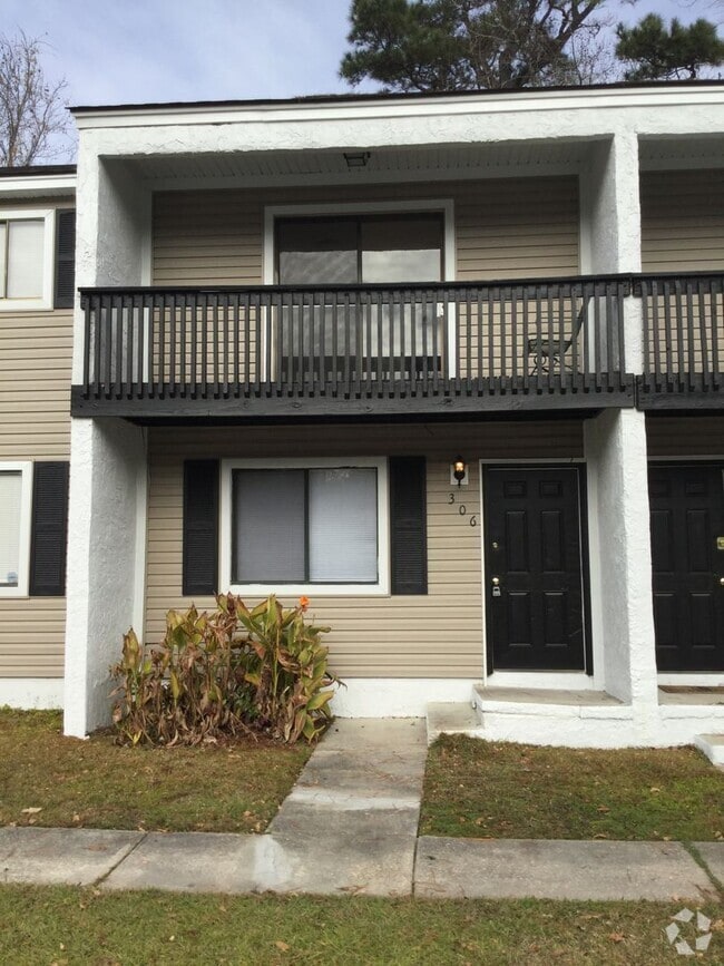Building Photo - Townhouse Close to Summerville HS