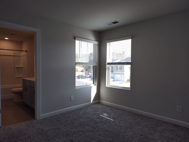 Building Photo - Beautiful 3 bedroom, 2.5 bathroom townhome in Belterra!