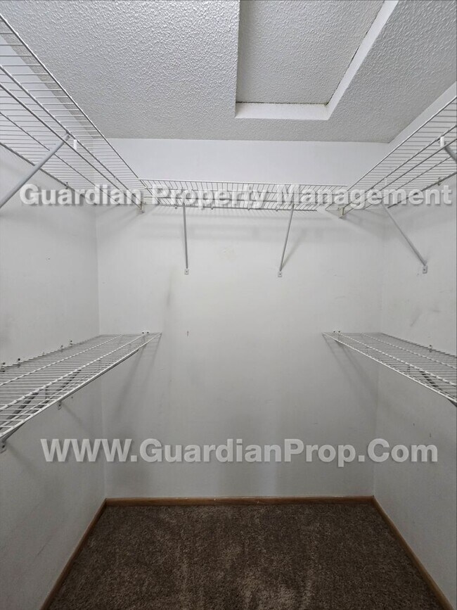 Building Photo - Plymouth Town Home, loft and private patio, master walk-in closet, Available Now!