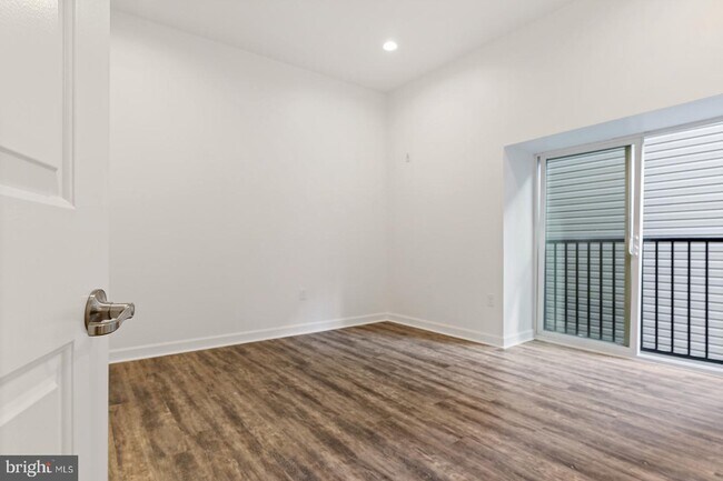 Building Photo - 980 N Marshall St