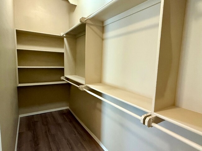 Building Photo - Beautiful 4 Bed, 2 Bath, 3 Car Home in Edm...