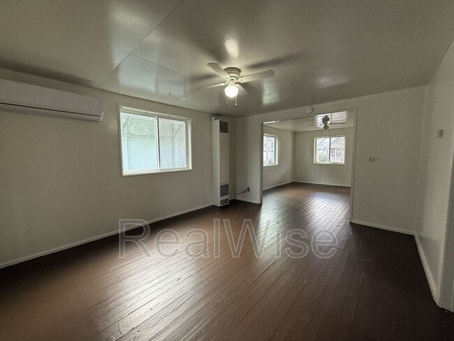 Building Photo - 328 SE Lane Ave