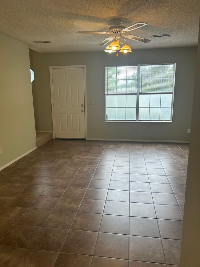 Building Photo - 1009 SE J St