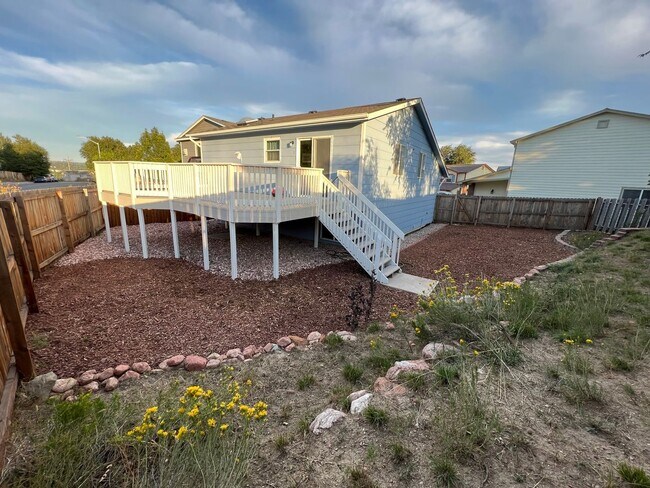 Building Photo - Lovely Ranch, Pikes Peak Views from Expans...