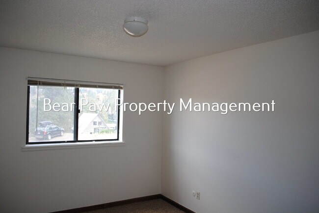 Building Photo - Two Bedroom Garden Level Duplex in Kittredge!