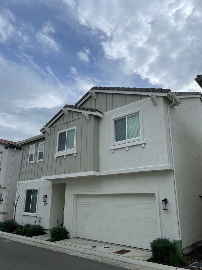 Building Photo - BEAUTIFUL SOLAR  2 STORY HOME IN NATOMS! 4...