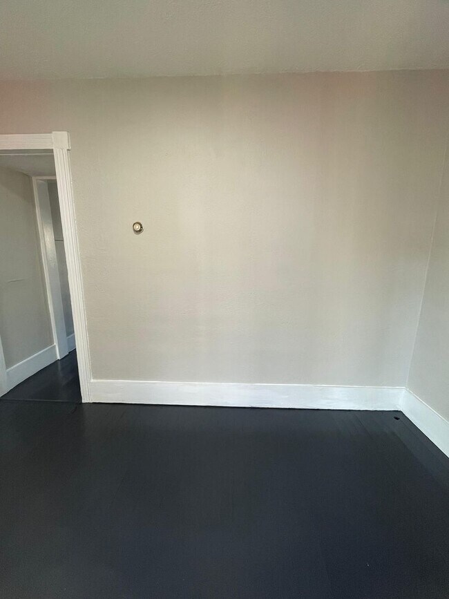 Building Photo - Newly Renovated 3BR Home – Move-In Ready