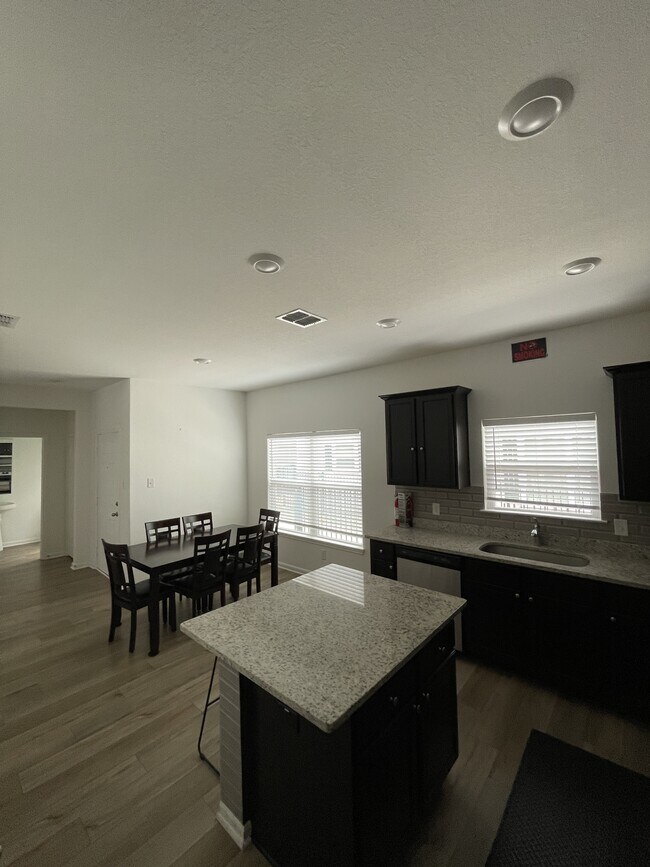 Building Photo - 10829 Emerick St