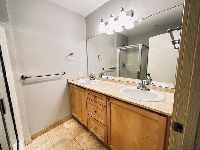 Building Photo - Shoreline - 2 Bedroom plus 1 den/ 2 Bath T...