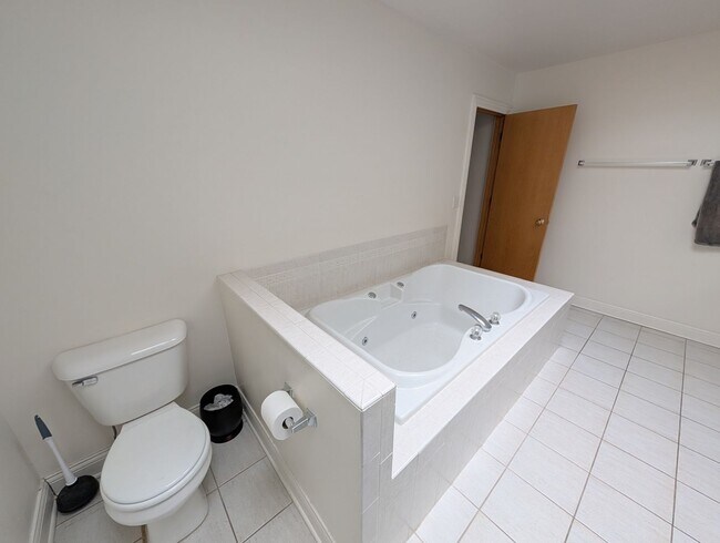 Building Photo - Rarely on the Market! Luxury 4-Bed/3-Bath Duplex in Lincoln Park