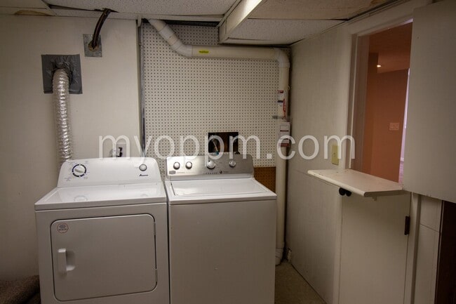 Building Photo - Spacious 4 Bed 2 Bath Home!