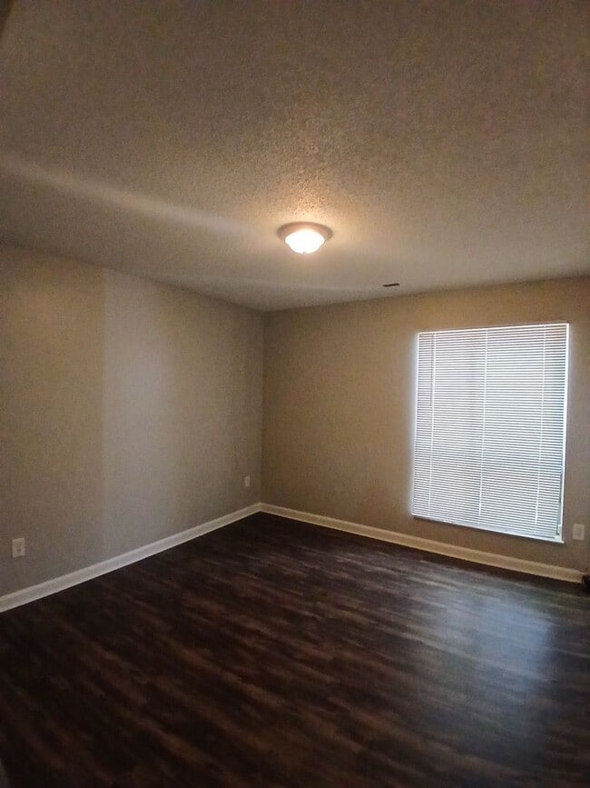 Building Photo - Newly Refreshed 3 bedroom 2 bath Duplex - Open To Section 8