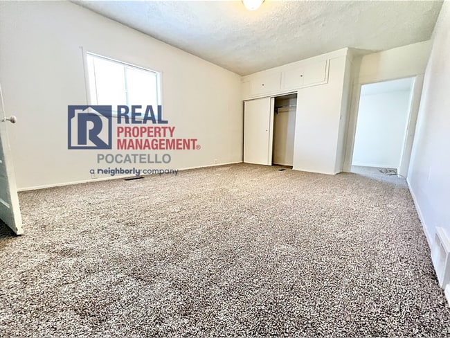 Building Photo - Beautiful Large 2 Bedroom 2 Bathroom Home ...