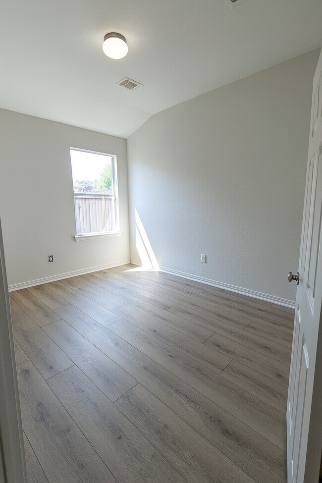 Building Photo - 5110 Misty Village Ct