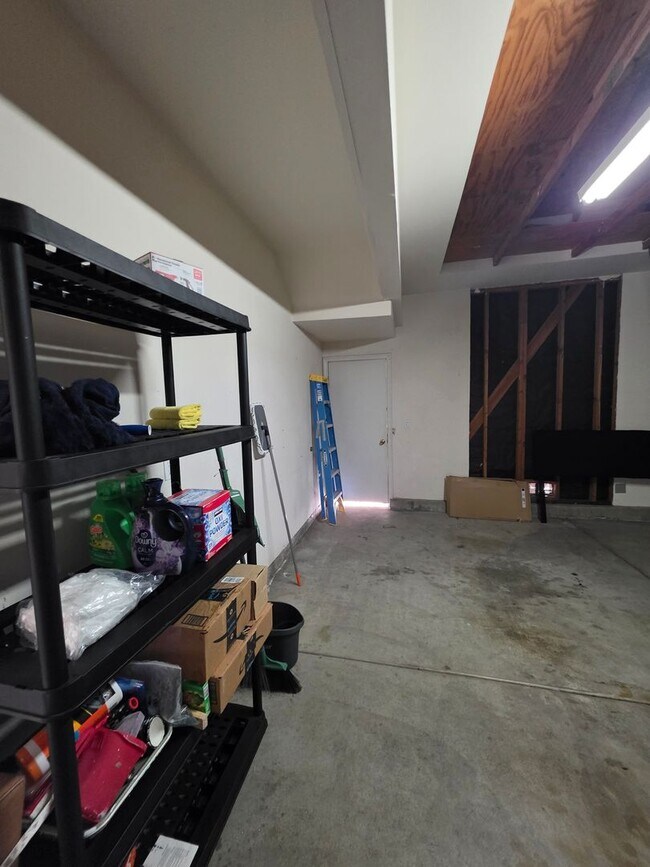 Building Photo - Bright & Spacious Family Home in a Private Gated Community