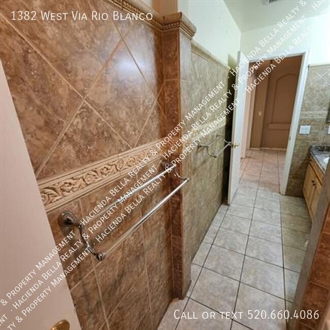 Building Photo - 1382 W Via Rio Blanco