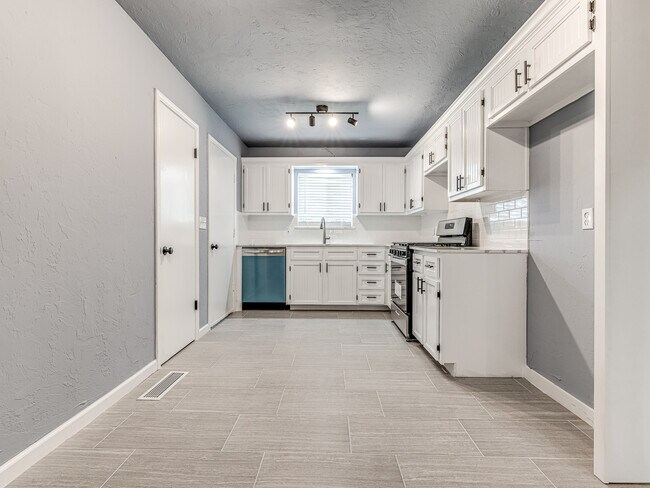 Building Photo - 14008 Gateway Dr