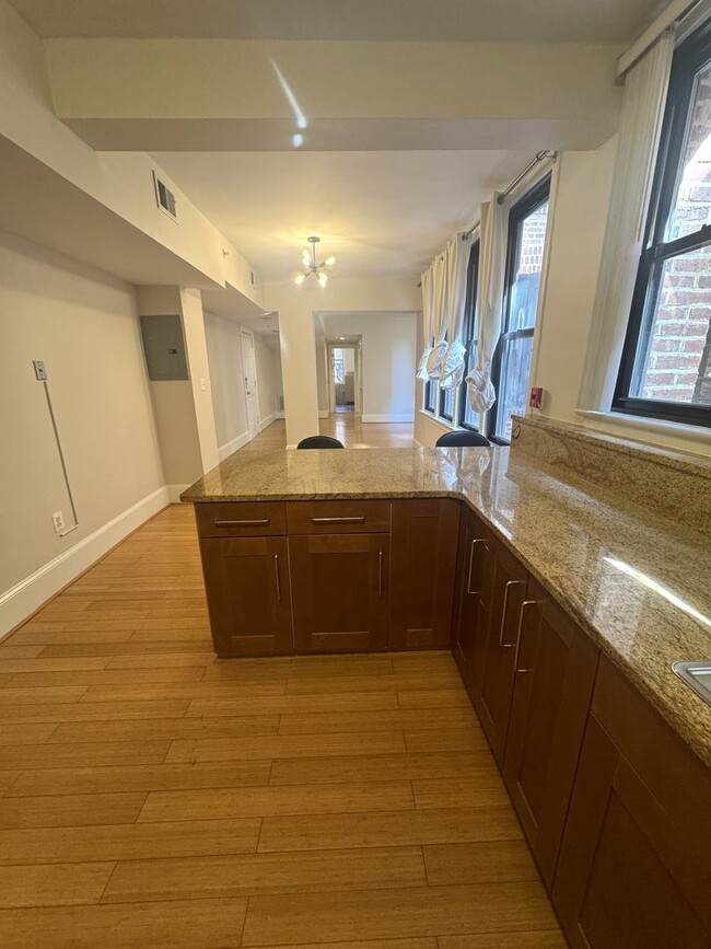Building Photo - Centrally Located 1BR/1BA Apartment in Adams Morgan – Bright, Modern & Walkable!