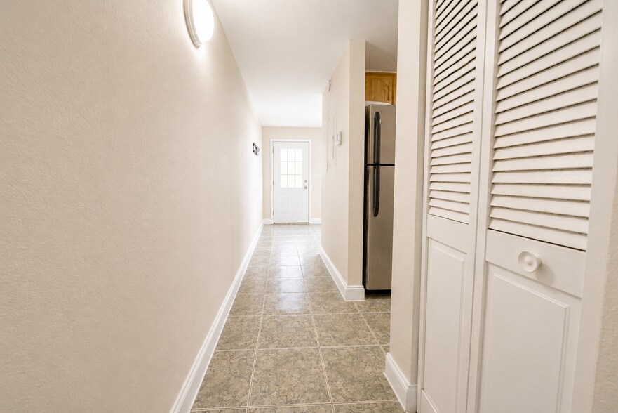 Building Photo - 7126 Waterside Dr
