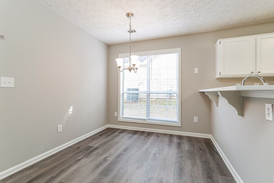 Building Photo - 85 Paris Dr