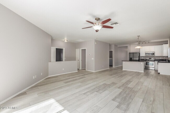Building Photo - 2821 W Santa Cruz Ave